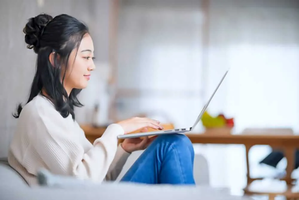 PCに向かう女性画像
